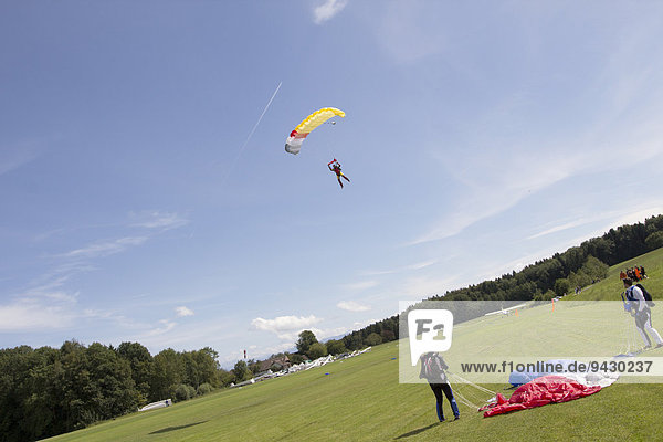 Drei Fallschirmspringer  Buttwil  Kanton Aargau  Schweiz  Europa
