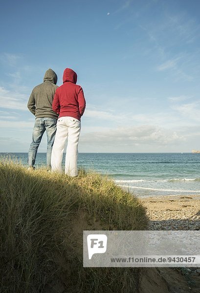Ehepaar mit Blick aufs Meer  Camaret-sur-mer  Bretagne  Frankreich