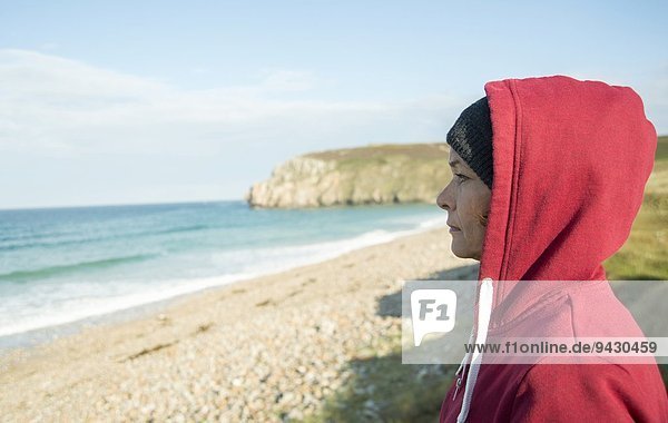Nahaufnahme einer reifen Frau mit Blick aufs Meer  Camaret-sur-mer  Bretagne  Frankreich