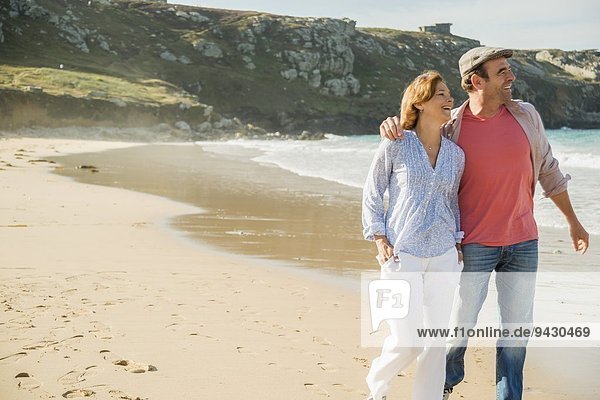 Reife Paare beim Strandspaziergang  Camaret-sur-mer  Bretagne  Frankreich