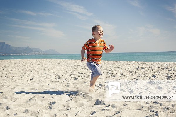 Junge läuft am Strand  Kapstadt  Western Cape  Südafrika