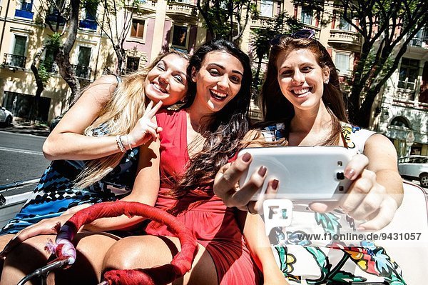 Drei junge Frauen mit Smartphone Selfie auf der Straße  Cagliari  Sardinien  Italien