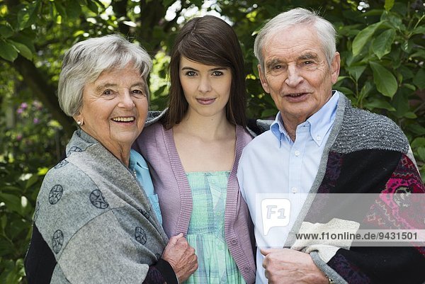 Großeltern und Enkelin im Garten