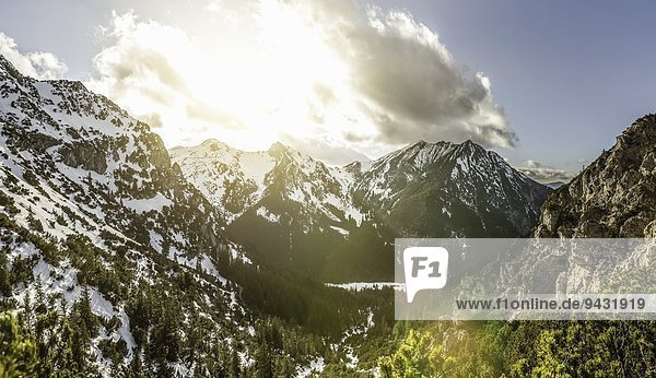 Blick auf ferne schneebedeckte Berge  Vils  Bayern  Deutschland