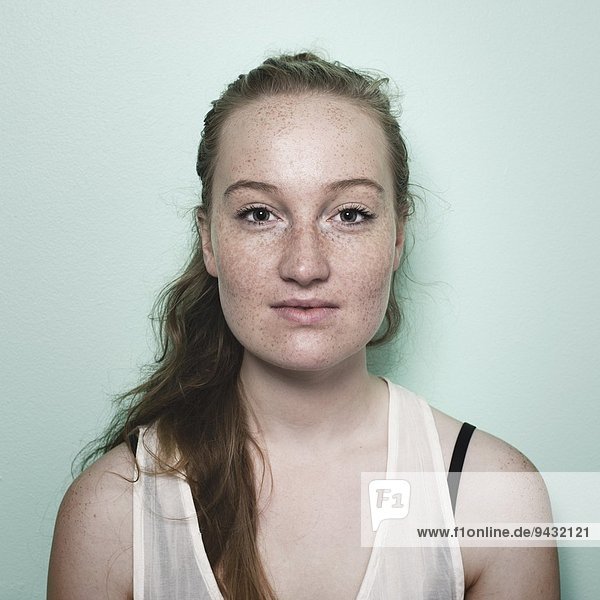 Porträt einer jungen Frau mit Sommersprossen