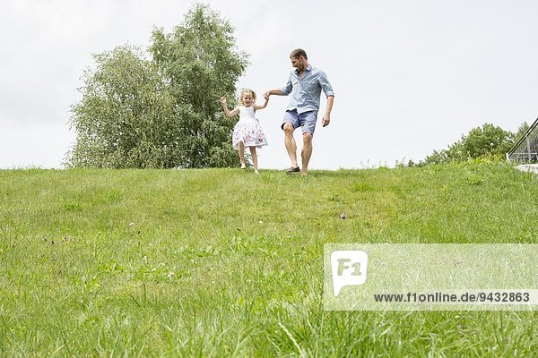 Vater und Tochter laufen bergab