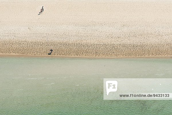 Luftaufnahme von drei Urlaubern am Strand Melbourne Victoria Australien