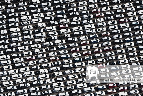 Luftaufnahme der geparkten Autos  die auf den Verkauf warten  St Kilda  Melbourne  Victoria  Australien