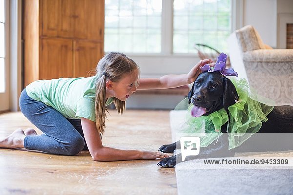 Junges Mädchen beim Verkleiden mit Haustier Hund