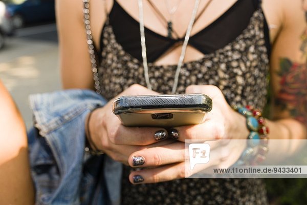Schnappschuss einer jungen Frau auf dem Smartphone