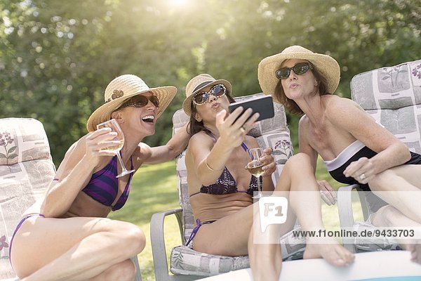 Drei reife Frauen beim Selbstporträt mit dem Smartphone