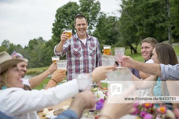 Familie und Freunde beim Trinken im Freien