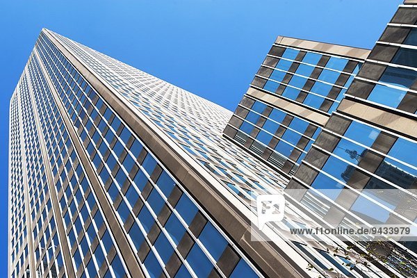 Flachwinkelansicht von Bürogebäuden im Financial District  Manhattan  New York  USA