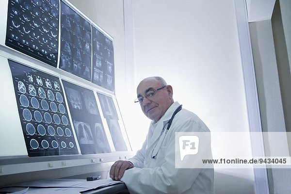 Arzt analysiert Scan-Ergebnisse