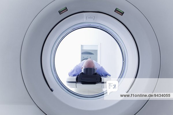 Patient auf dem CT-Scanner liegend