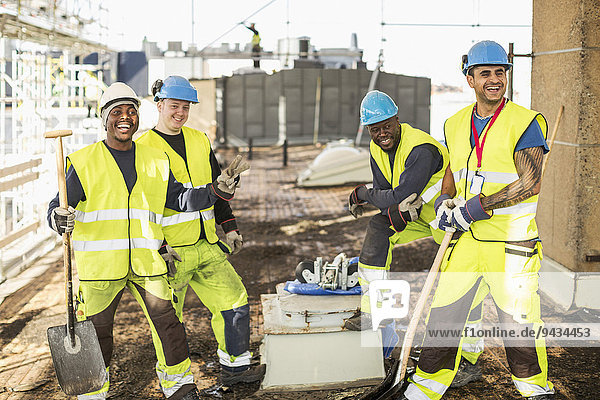 Zufriedene Bauarbeiter auf der Baustelle