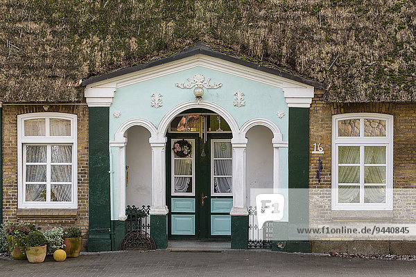 Eingang eines Reetdachhauses Klein Wittensee Schleswig-Holstein Deutschland Europa