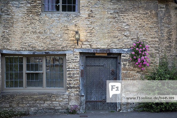 Haustür hoch oben Wohnhaus Straße vorwärts Castle Combe England Wiltshire