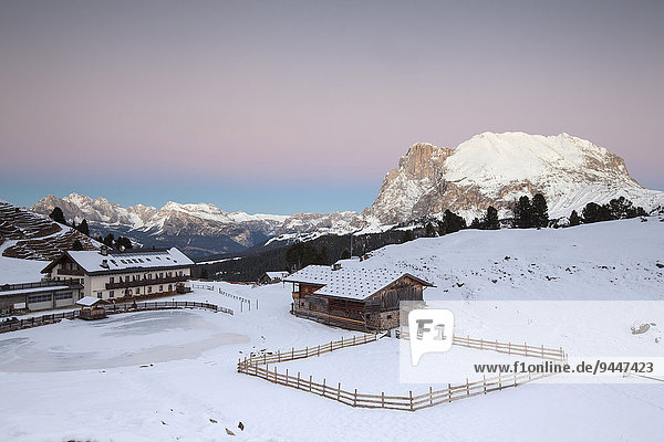 Abendrot über Plattkofel und Mahlknechthütte im Winter  Saltria  Südtirol  Italien  Europa