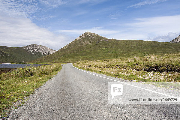 Landstraße B8083 mit Beinn na Cro hinten  Strathaird  Isle of Skye  Schottland  Großbritannien  Europa