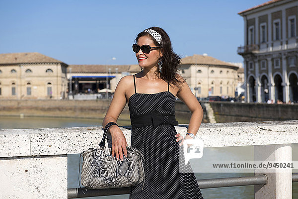 Frau posiert auf Brücke  Fiume Misa  Senigallia  Provinz Ancona  Marken  Italien  Europa