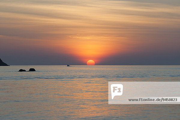 Tropischer Sonnenuntergang von der Insel Ko Lipe  Nationalpark Tarutao  Meeres-Nationalpark  Provinz Satun  Thailand  Asien
