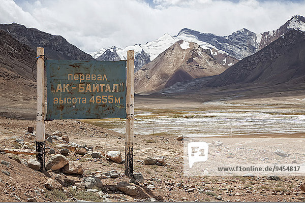 Schild am Ak-Baital-Pass  Pamir Highway  M41  Provinz Berg-Badachschan  Tadschikistan  Asien