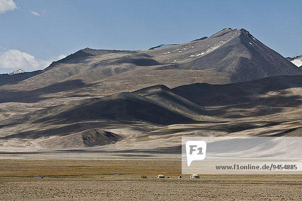 Jurte am Pamir Highway M41  dahinter das Pamir-Gebirge  Autonome Provinz Berg-Badachschan  Tadschikistan  Asien