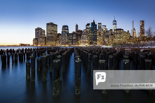 Pier am Brooklyn Bridge Park mit Ausblick über den East River auf die Skyline von Manhattan  Brooklyn Heights  Brooklyn  New York  USA  Nordamerika