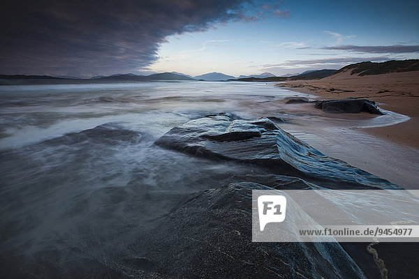 Stein und Wellen bei Flut  Isle of Barra  Äußere Hebriden  Schottland  Großbritannien  Europa
