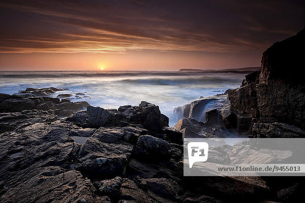 Wellen bei Flut und Sonnenuntergang  Isle of Barra  Äußere Hebriden  Schottland  Großbritannien  Europa