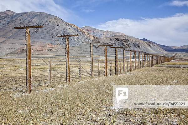 Grenzzaun zu China  Pamir Highway  M41  Provinz Berg-Badachschan  Tadschikistan  Asien