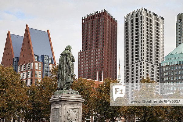 Der Platz Het Plein mit der Statue Willem von Oranje  dahinter Hochhäuser  Den Haag  Holland  Niederlande  Europa