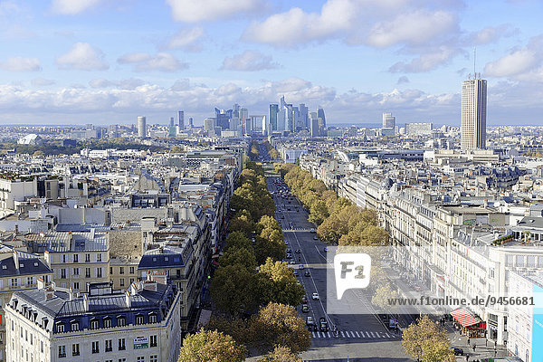 Aussicht auf La Defense und die Avenue des Champs Elysée vom Triumphbogen  Paris  Île-de-France  Frankreich  Europa