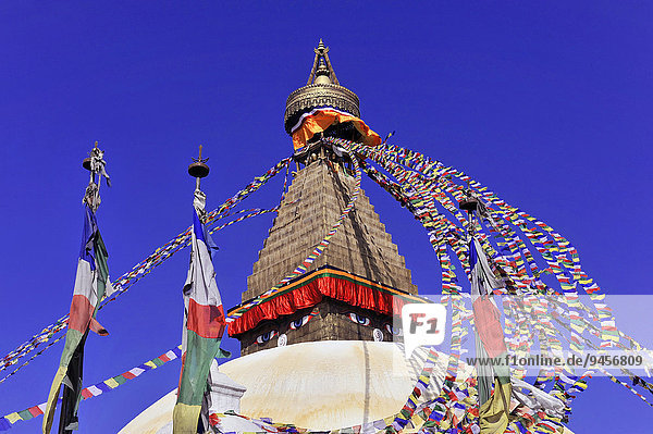 Stupa Bodnath oder Boudhanath oder Boudha  UNESCO-Weltkulturerbe  aufgemalte Augen  bunte Gebetsfahnen  tibetischer Buddhismus  Kathmandu  Nepal  Asien