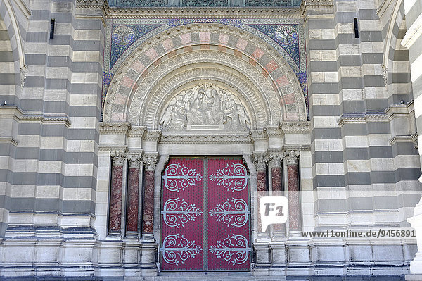 Eingangsbereich  Kathedrale von Marseille oder Cathédrale Sainte-Marie-Majeure de Marseille  1852-1896  Marseille  Département Bouches-du-Rhône  Region Provence-Alpes-Côte d?Azur  Frankreich  Europa
