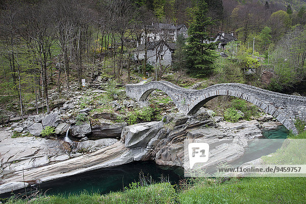 Ponte dei Salti  17th century  Verzasca River  Lavertezzo  Verzasca Valley  Canton of Ticino  Switzerland  Europe