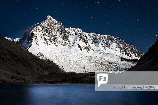 Berg mit Gletschern und See bei Nacht  Nationalpark Perito Moreno  Patagonien  Argentinien  Südamerika