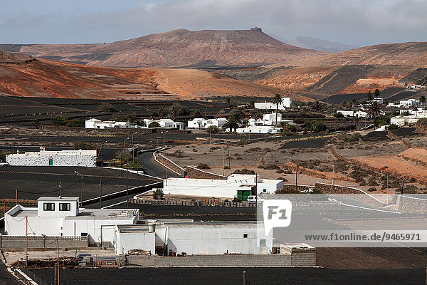Lavafelder  weiße Häuser  Los Valles  Lanzarote  Kanarische Inseln  Spanien  Europa