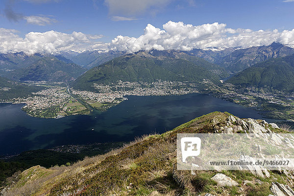 Ausblick am Monte Gambarogno auf Lago Maggiore  Tessiner Alpen  Ascona und Locarno  Tessin  Schweiz  Europa