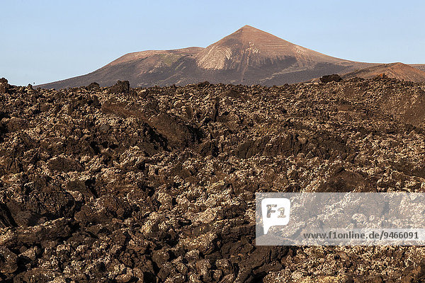 Lavafeld  Vulkanlandschaft  Vulkan  hinten Guardilama  Lanzarote  Kanarische Inseln  Spanien  Europa