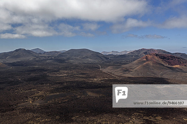 Ausblick von der Caldera Blanca auf die Vulkanlandschaft des Nationalparks Timanfaya  Feuerberge  Vulkane  Lanzarote  Kanarische Inseln  Spanien  Europa