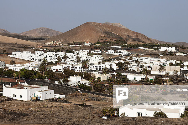 Weiße Häuser  hinten Vulkanberge  Uga  Lanzarote  Kanarische Inseln  Spanien  Europa