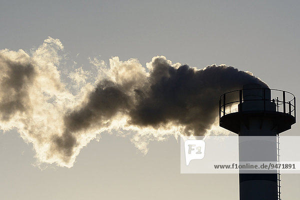 Rauch aus einem Industrie-Schornstein Ystad Skåne län Schweden Europa
