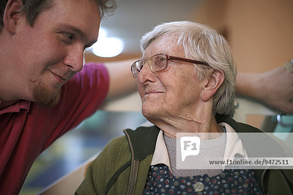 Frau  89 Jahre  im Gespräch mit einem Altenpfleger  Altersheim