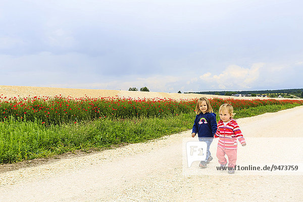 Zwei Mädchen auf Feldweg bei Sontheim an der Brenz,  Baden-Württemberg,  Deutschland,  Europa
