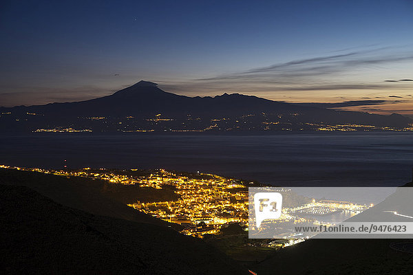 Ortsansicht bei Nacht  San Sebastian de La Gomera  hinten Teneriffa mit Berg Teide  La Gomera  Kanarische Inseln  Spanien  Europa