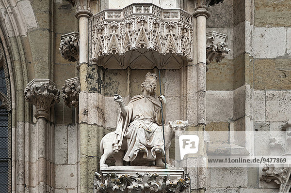 Alexander der Große reitet auf einem Panther  14. Jhd.  Hauptfassade vom Regensburger Dom  Regensburg  Oberpfalz  Bayern  Deutschland  Europa