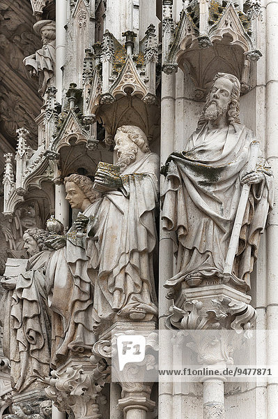Heiligenskulpturen am gotischen Eingangsportal  1385?1415  Regensburger Dom  1273  Regensburg  Oberpfalz  Bayern  Deutschland  Europa