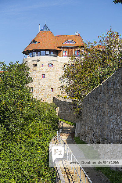 An der alten Stadtmauer  Reymannweg zur Mühlbastei  heute Wohnturm  Bautzen  Sachsen  Deutschland  Europa